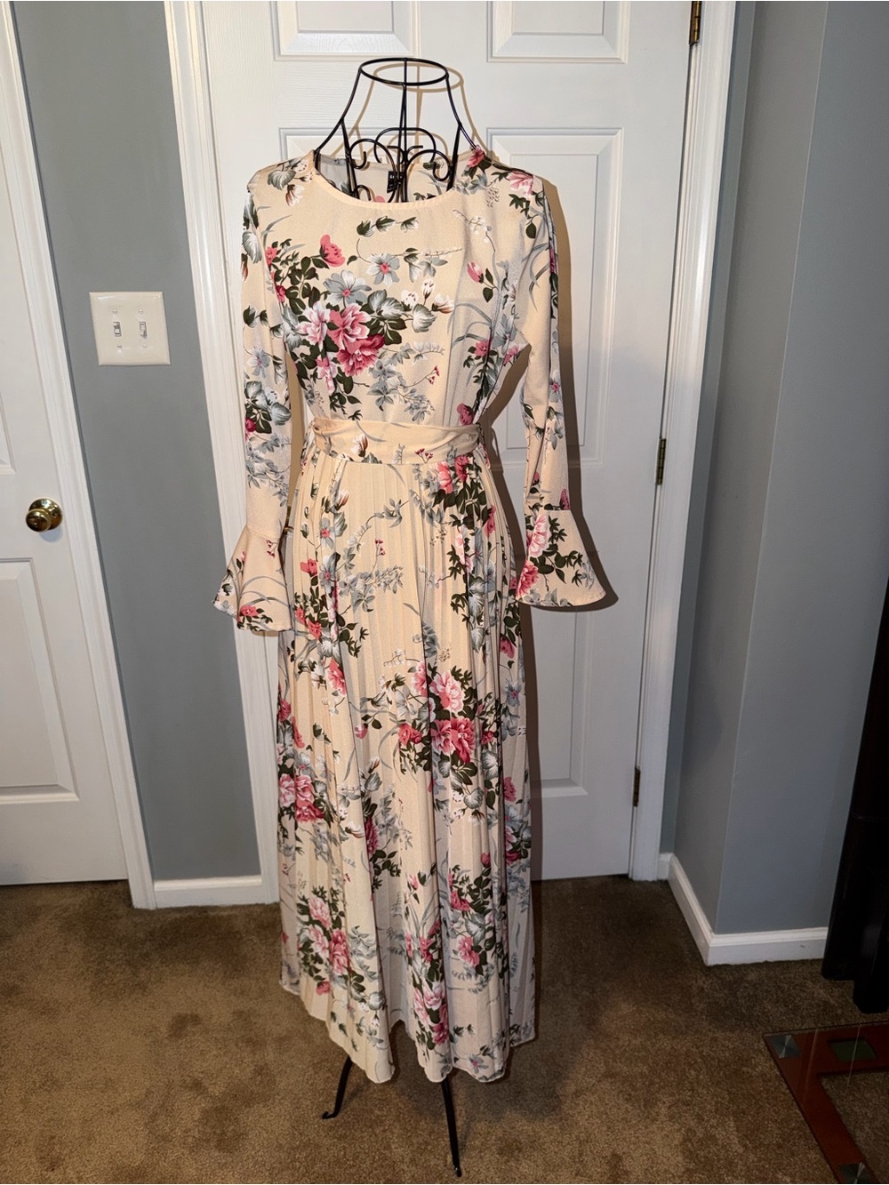 Floral Long Sleeve Pleated Maxi Dress with Belt Size S